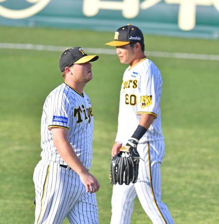 　スタメン落ちしたノイジー（左）と「３番・左翼」でスタメン出場の小野寺（撮影・中田匡峻）