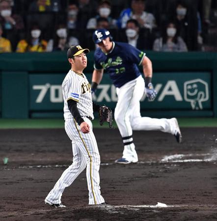 　４回、オスナ（後方）に先制２点適時打を浴びた西勇（撮影・中田匡峻）