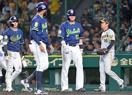 　４回、オスナに２点適時打を打たれ先制を許す西勇（右端）＝撮影・立川洋一郎