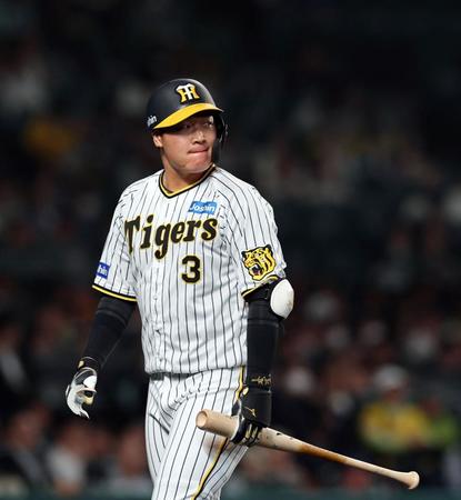 　４回、大山は捕邪飛に倒れ唇を噛みしめベンチに戻る（撮影・山口登）