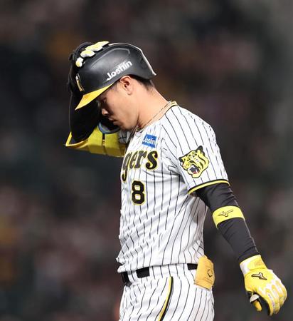 　４回、佐藤輝は中飛に倒れる（撮影・山口登）