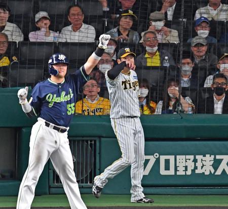 　４回、オスナに先制２点適時打を浴びた西勇（右）と生還し、喜ぶ三走の村上（撮影・中田匡峻）