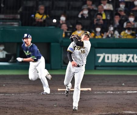 　７回、青木（後方）に適時内野安打を浴びた西勇（撮影・中田匡峻）