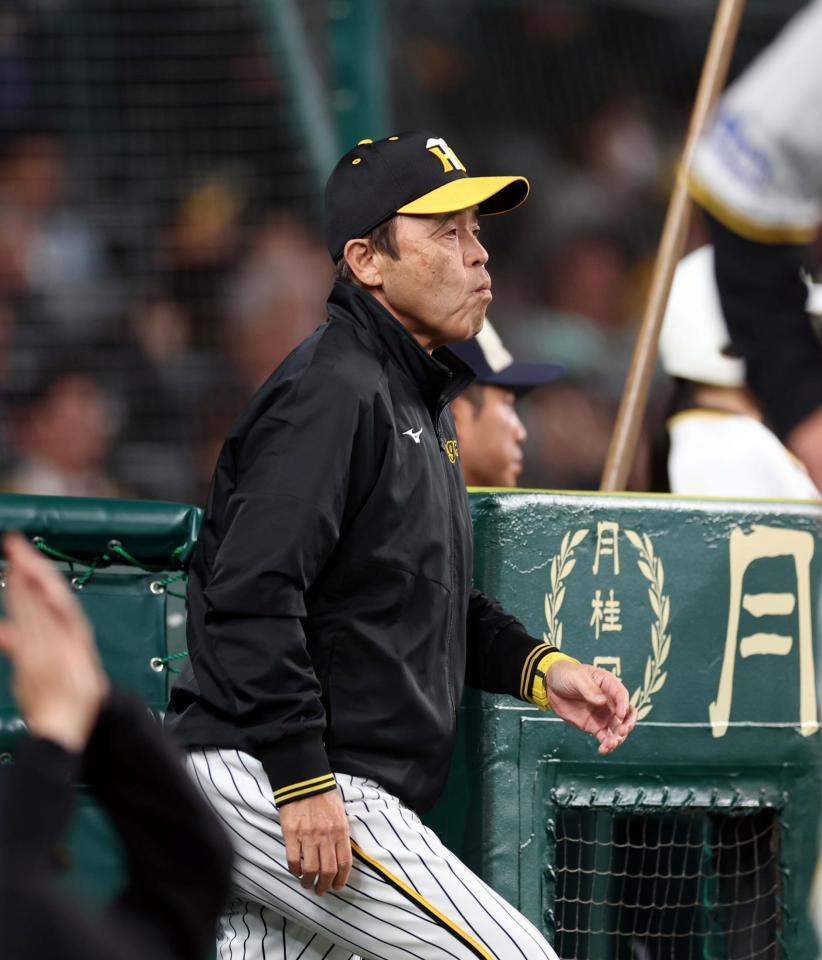　８回、投手交代を告げに向かう岡田監督＝甲子園（撮影・山口登）