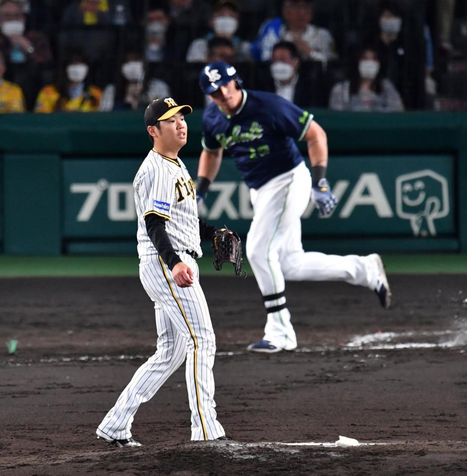 　４回、オスナ（後方）に先制２点適時打を浴びた西勇（撮影・中田匡峻）