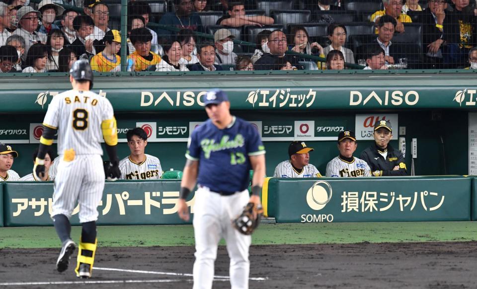 　４回、佐藤輝（８）が中飛に倒れ、厳しい表情の岡田監督（右端）。手前中央は先制打を放ったオスナ（撮影・中田匡峻）