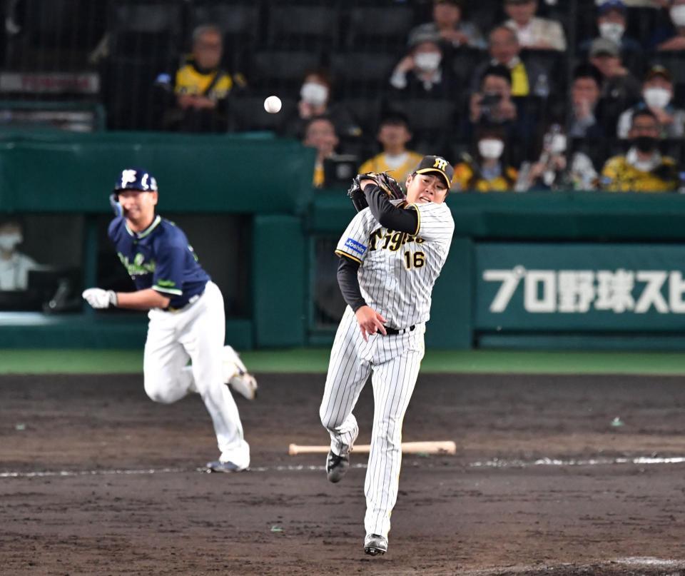 　７回、青木（後方）に適時内野安打を浴びた西勇（撮影・中田匡峻）
