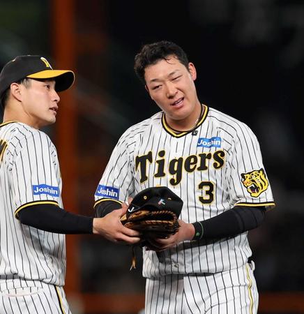 　６回、中飛に倒れた大山（右）、悔しそうな表情で木浪からグラブを受け取る（撮影・山口登）