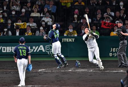 　４回、捕邪飛に倒れた大山（撮影・中田匡峻）