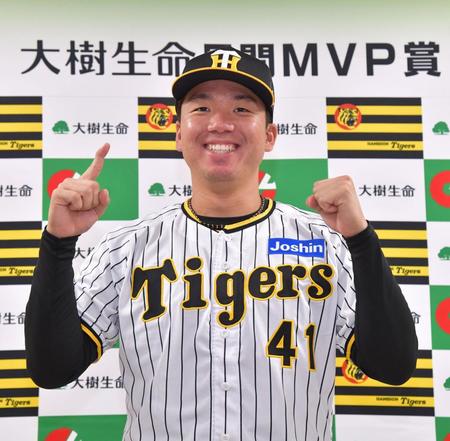 　３、４月度大樹生命月間ＭＶＰ賞を受賞し笑顔を見せる村上（撮影・立川洋一郎）