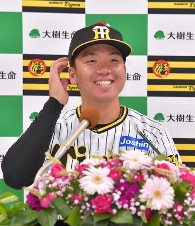 　３、４月度大樹生命月間ＭＶＰ賞を受賞し会見する村上（撮影・立川洋一郎）
