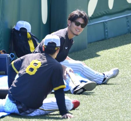 　佐藤輝（８）と話す伊藤将（撮影・中田匡峻）