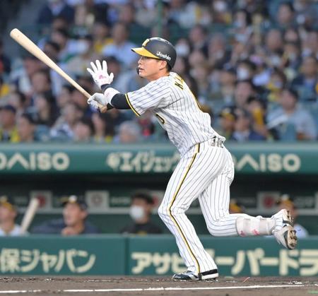 　２回、右中間へ先制の適時三塁打を放つ木浪（撮影・立川洋一郎）