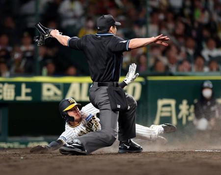 　８回、糸原の遊ゴロで小幡が勝ち越しの生還（撮影・山口登）