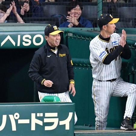 　８回、代打・糸原健斗の内野ゴロで勝ち越し、笑顔の阪神・岡田監督（左）＝撮影・中田匡峻