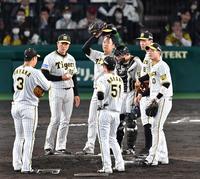 　７回途中で降板となった西勇（中央）