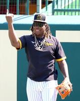 　笑顔を見せ守備練習するミエセス（撮影・山口登）