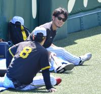 　佐藤輝（８）と話す伊藤将（撮影・中田匡峻）