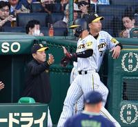 　２回、木浪の先制適時三塁打で生還した坂本を迎える岡田監督（左）＝撮影・中田匡峻