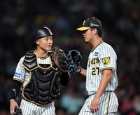 　６回を終え、坂本（左）とグラブタッチする伊藤将（撮影・山口登）