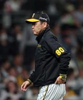 　８回、投手交代を告げベンチに戻る岡田監督（撮影・山口登）
