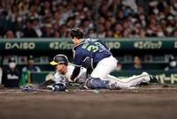 　８回、糸原の遊ゴロで小幡が勝ち越しの生還（捕手・内山）（撮影・山口登）