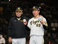 　プロ初勝利を飾った石井（右）は岡田監督から祝福を受ける（撮影・山口登）