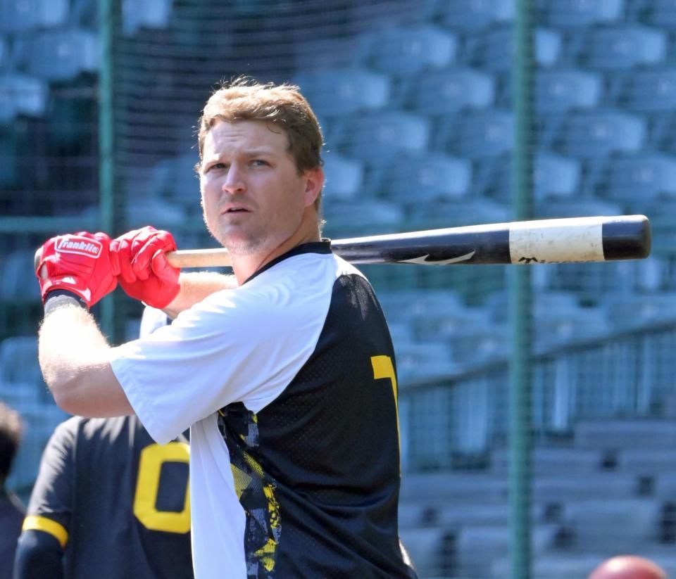 　打撃練習するノイジー（撮影・立川洋一郎）