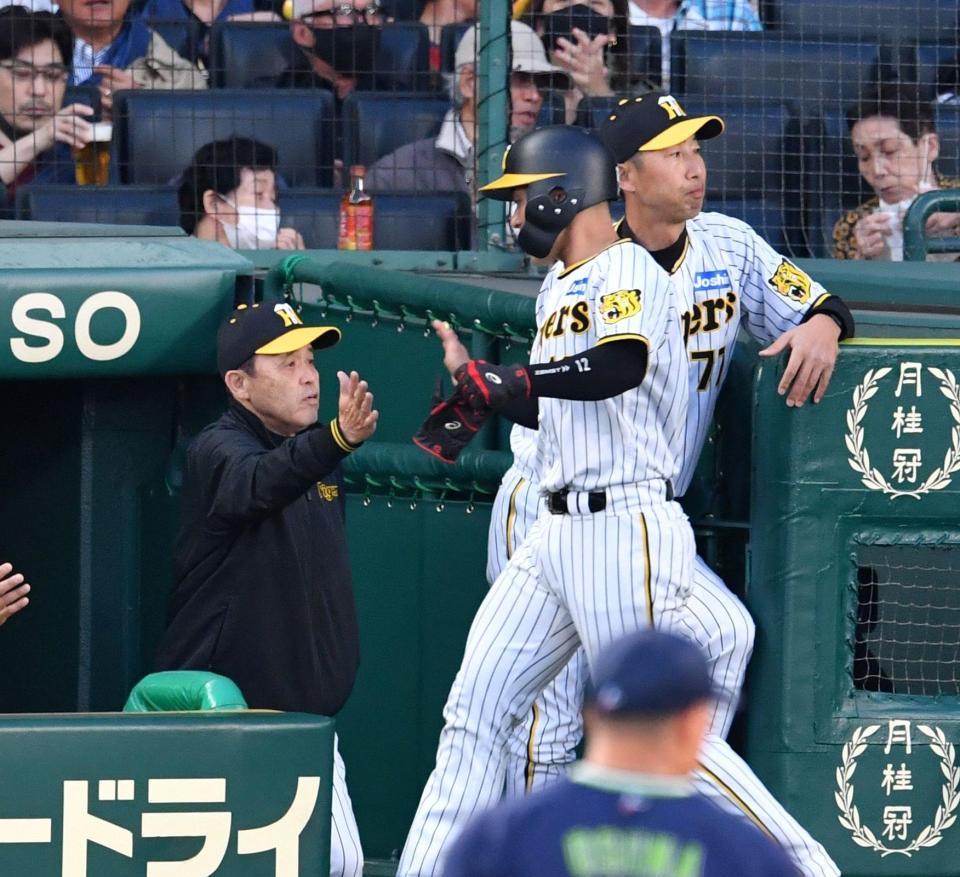 　２回、木浪の先制適時三塁打で生還した坂本を迎える岡田監督（左）＝撮影・中田匡峻