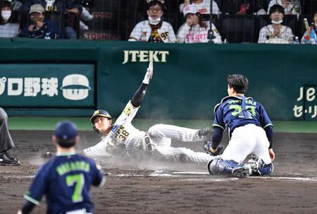 　８回、糸原の内野ゴロで勝ち越しの生還を果たす小幡（撮影・中田匡峻）