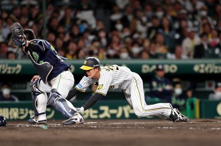 　８回、糸原の遊ゴロで小幡が勝ち越しの生還