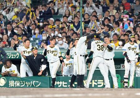 　８回、勝ち越しの生還をした小幡（３８）を出迎える阪神ナイン