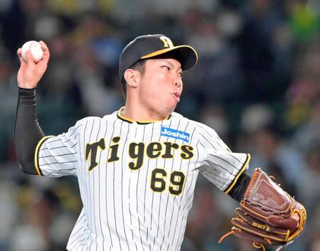 　８回表に登板し１イニングを無失点に抑えた石井