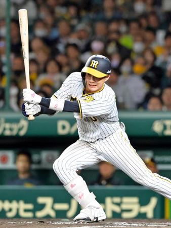 　８回、二塁打を放つ木浪（撮影・立川洋一郎）
