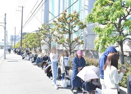 　入場整理券を求めて並ぶファン（一部加工しています）＝撮影・石井剣太郎