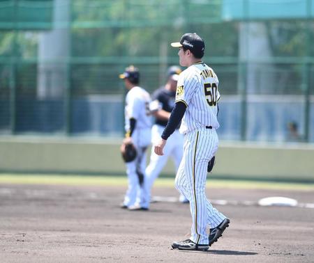 　１回、２点目を失い落胆する富田（撮影・石井剣太郎）