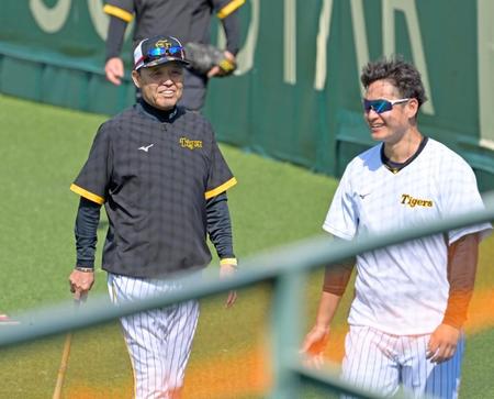 　大竹（右）に声をかける岡田監督（撮影・立川洋一郎）