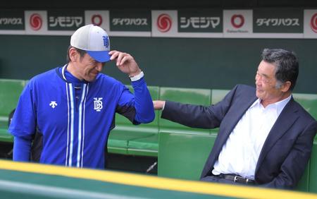 　試合前、川藤ＯＢ会長と談笑する三浦監督（左）＝撮影・北村雅宏
