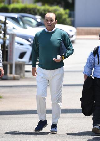 　視察に訪れた岡田監督（撮影・石井剣太郎）