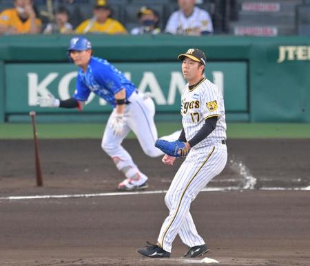 　１回、神里（左）に適時打を打たれ、先制点を許す青柳（撮影・立川洋一郎）