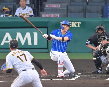 　１回、中前へ先制適時打を放つ神里（撮影・立川洋一郎）