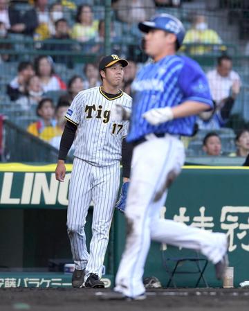 　１回、神里に適時打を浴び、佐野（右）に先制の生還を許した青柳（撮影・北村雅宏）