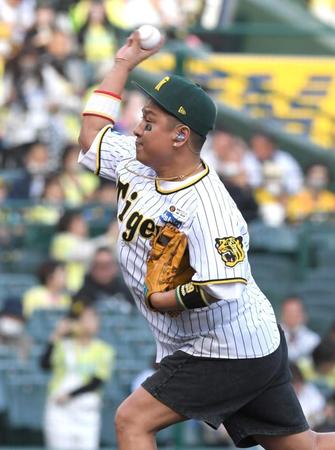 　ファーストピッチセレモニーで投球するベリーグッドマン・ＭＯＣＡ（撮影・北村雅宏）