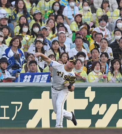 　２回、林の安打を処理し、素早く三塁へ送球して一走・戸柱を補殺するノイジー（撮影・北村雅宏）