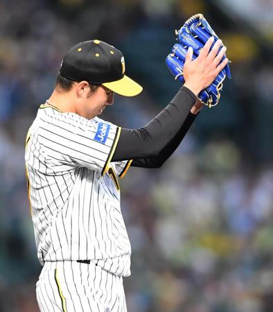 　２回、一走・戸柱を補殺したノイジーをたたえる青柳（撮影・北村雅宏）