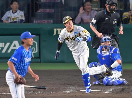 　２回、左翼線へ逆転となる２点適時二塁打を放つ青柳。左は先発の今永（撮影・立川洋一郎）