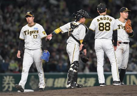 　８回途中、交代を告げられマウンドを降りる青柳（左）＝撮影・北村雅宏