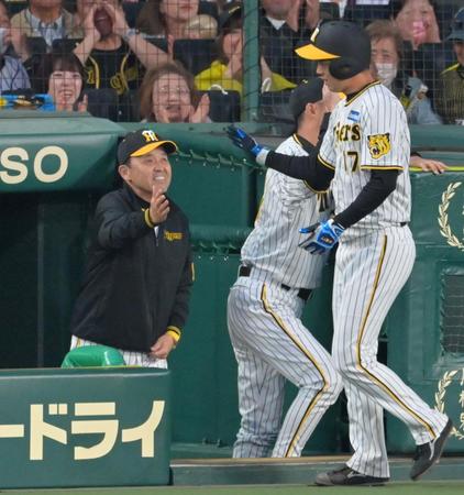 　２回、近本の適時二塁打で生還した青柳（右）を笑顔で迎える岡田監督（撮影・立川洋一郎）