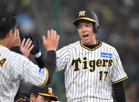 　２回、近本の適時二塁打で生還し、ナインとタッチを交わす青柳（撮影・北村雅宏）