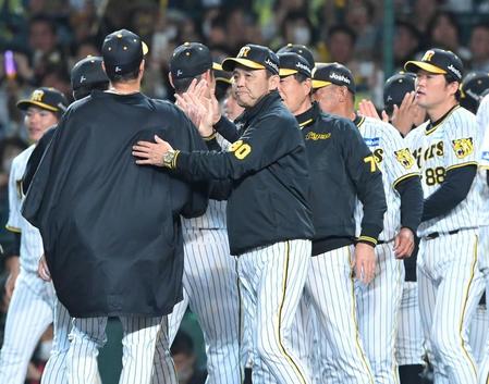　ＤｅＮＡに勝利し、青柳（左手前）をねぎらう岡田監督（中央）＝撮影・高部洋祐